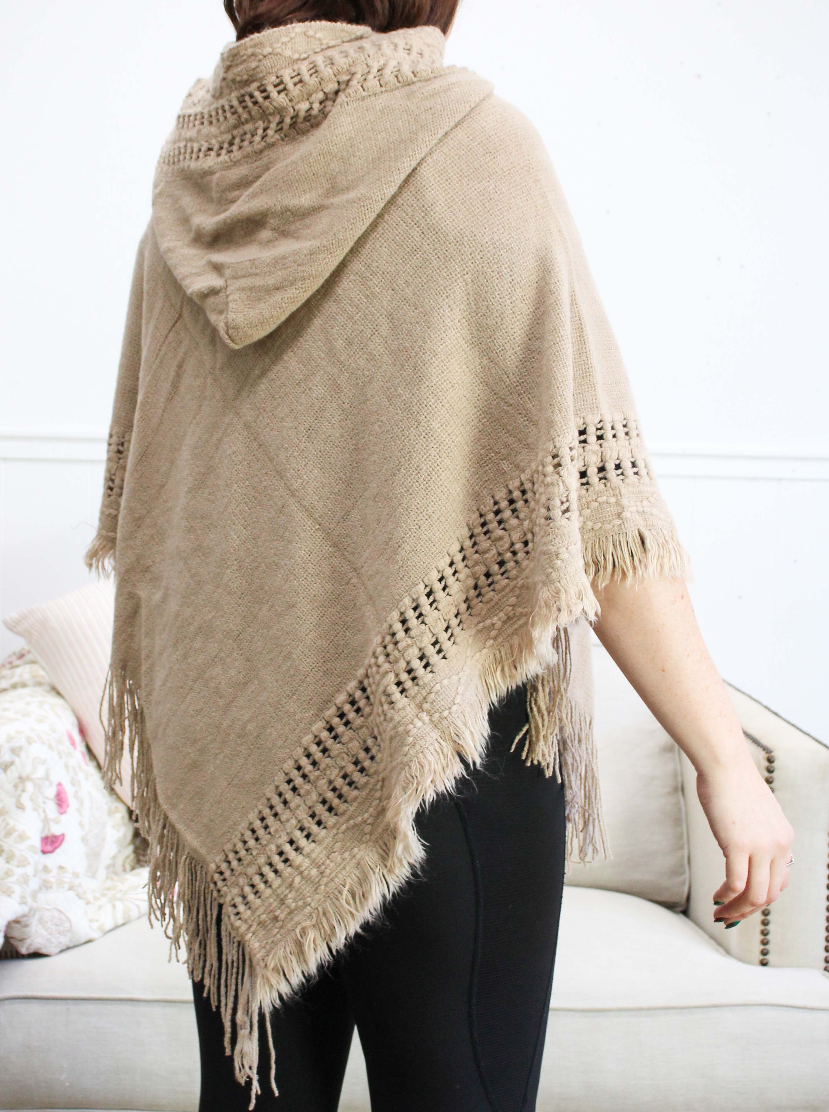 Knitted Ponchi Sara Beige