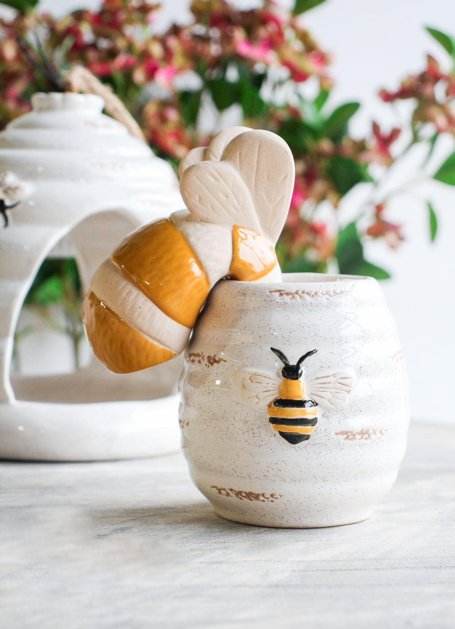 Pot/Plug Bee Rustic White