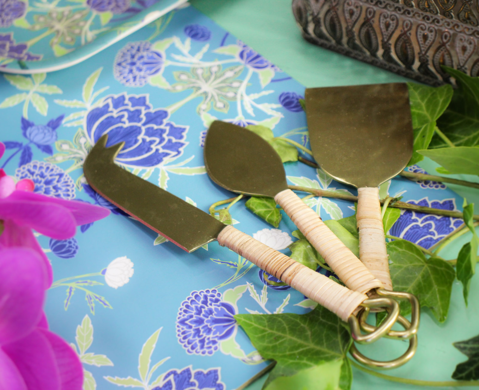 Cheese Knife Mix Rattan/Brass